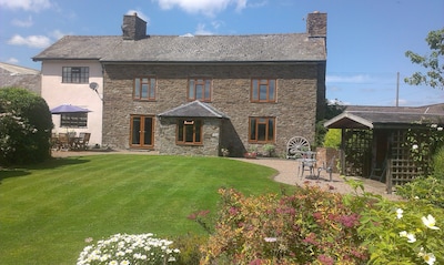 Escape to this beautiful country retreat, rural location & excellent facilities