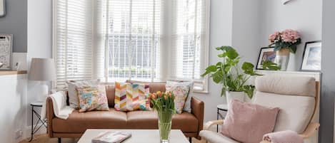 Sitting area, comfy 3-seater couch