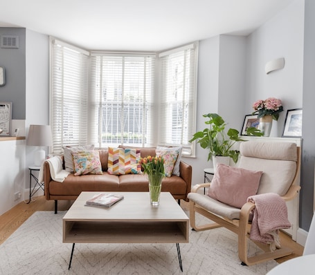 Sitting area, comfy 3-seater couch