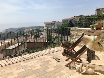 Ein historisches Luxus-Apartment mit Panoramablick über die Ionische Küste und das Meer