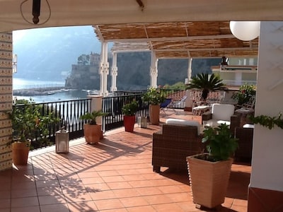 Un maravilloso apartamento frente al mar en el corazón de la costa de Amalfi