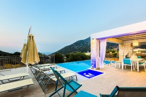 Rest to the sun beds and enjoy the imposing sea views..