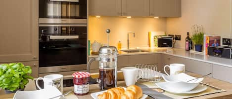 Kitchen and breakfast bar 