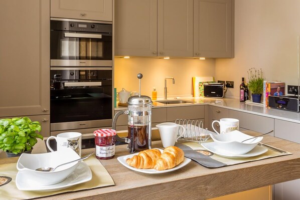 Kitchen and breakfast bar 