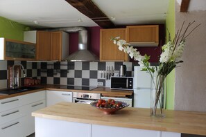 la cuisine rénovée en 2015 Gîte Les Vinyes