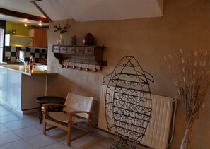 vue vers la cuisine du Gîte Les Vinyes