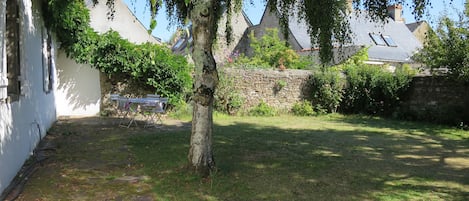 Grand jardin clos et arboré.