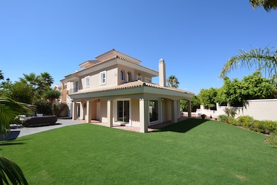 Stunning Villa - 5 Bed, Private Pool & gardens,  2 mins to beach & all amenities