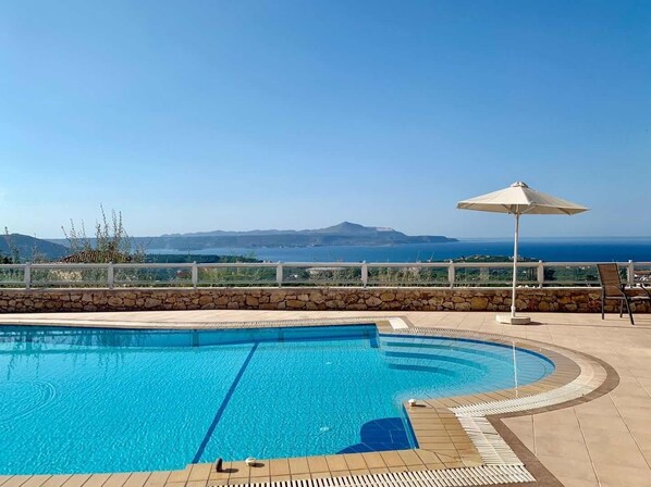 Very large private pool with roman steps and Jecuzzi seating area