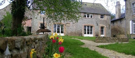 Façade et jardin du gite.