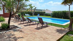 Patio e piscina; patio and swimming pool