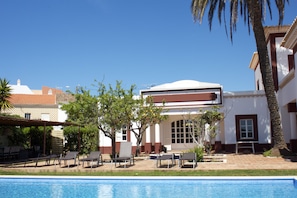 pátio e piscina; patio and swimming pool