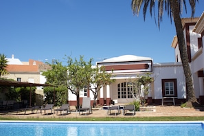 pátio e piscina; patio and swimming pool