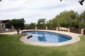 Piscina, con 11,60m de largo y una media de 5m de ancho. Ideal para familias.