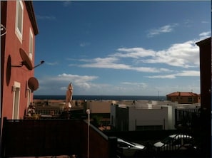 South facing Sundeck,
looking East towards the Sea 