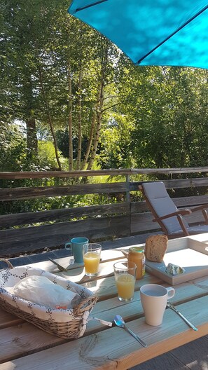 Petit déjeuner sur la terrasse, calme total et verdure :)