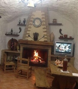 Self catering Cueva El Monterón for 5 people