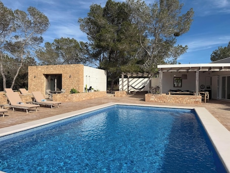 piscine chauffée toute saison, 28°C min!