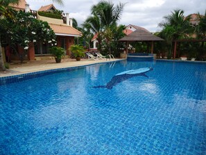 Pool, Jacuzzi and Clubhouse