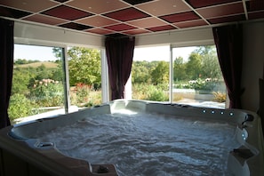 Spa for 5 people, with view of the garden and valley.