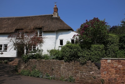Delightful Refurbished Grade II Thatched Cottage where Dogs are Welcome