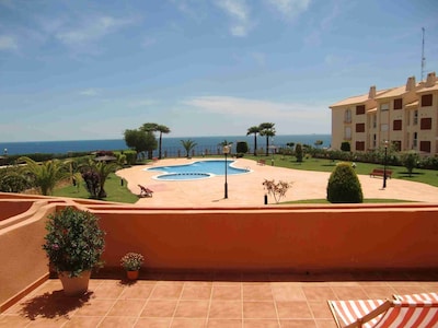 Apartment with fantastic location with pool and sea view