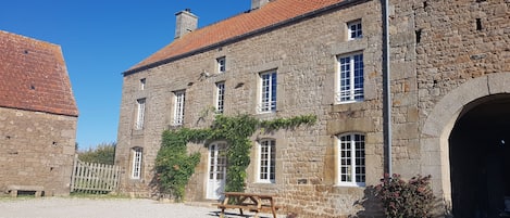 La maison coté sud, vue de la cour