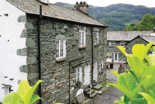 Fountain Cottage is nestled in the pretty Langdale hamlet of Chapel Stile