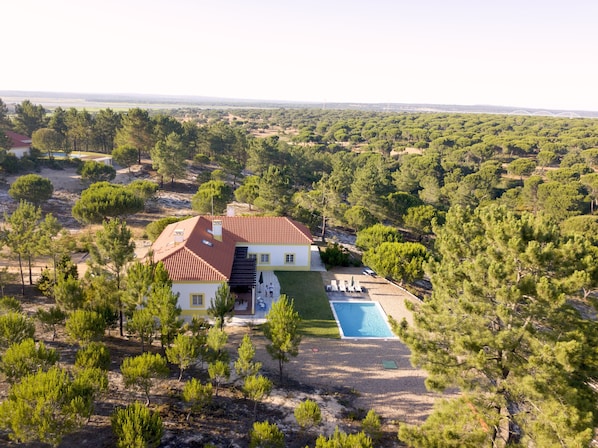 A 350m2 Villa in the middle of pine and cork trees