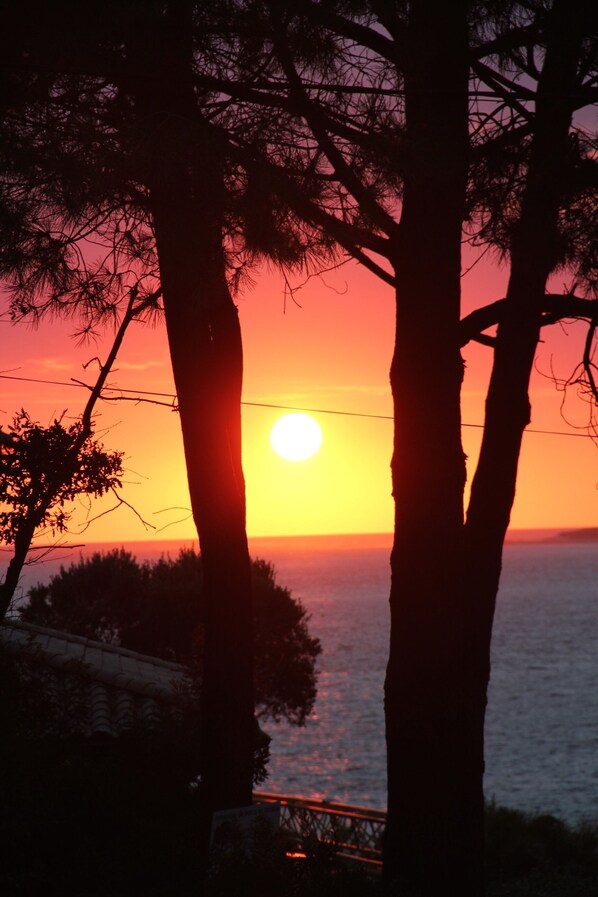 Sea view, sunset every evening, close to the beach