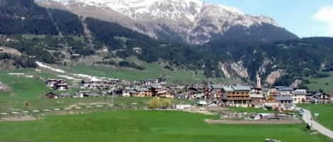 Vue sur les pistes, prise du bas du village.