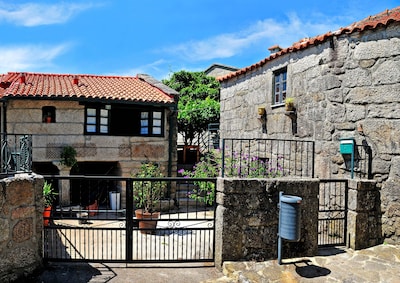 Casa rústica de piedra en el centro de Soajo, T1 + 1, con patio y jardín con jardín