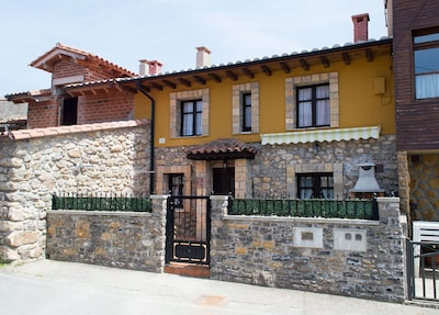 Cottage located in the village of Loroñe in the Asturian coast Colunga.
