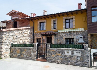 Cottage located in the village of Loroñe in the Asturian coast Colunga.