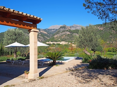 Ruhige Villa mit privatem Pool und herrlichem Blick, in der Nähe des Dorfes.