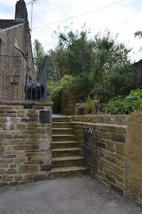 Eastholme Cottage, Holmfirth.  Short walk to village centre in lovely setting 