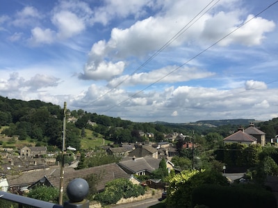 Eastholme Cottage, Holmfirth.  Short walk to village centre in lovely setting 