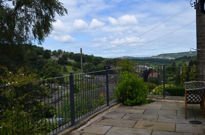 Eastholme Cottage, Holmfirth.  Short walk to village centre in lovely setting 