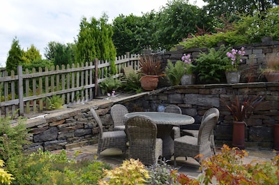 Eastholme Cottage, Holmfirth.  Short walk to village centre in lovely setting 