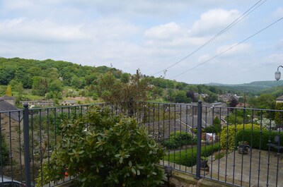 Eastholme Cottage, Holmfirth.  Short walk to village centre in lovely setting 