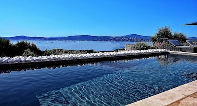 Zeitgenössische Riviera Villa mit beheiztem Pool und nur 3 Minuten