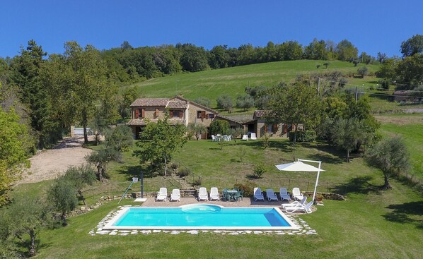 Il Salino Country House - The property:
Parking, garden, pool, houses