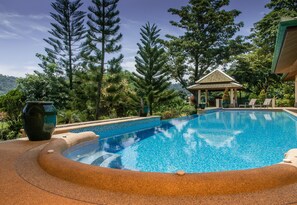 Villa One:  Large pool with large Jacuzzi at deep end (2M deep).