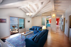 Open plan lake view living here at "Penthouse-Belvedere"