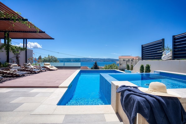 Villa Paradise with pool 32m2, outdoor BBQ, billiards, and playroom