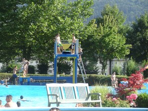 zwembad is 2 minuten lopen. Er is ook een binnenbad