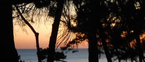 vue océan au coucher de soleil depuis la villa