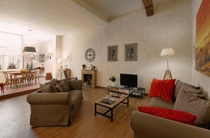 My Florence Home: Living room, Sat TV, W-Fi, Wii,....