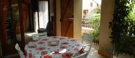 Terrasse ombragée par un mûrier platane