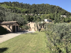 Driveway and view to Annexe and main House